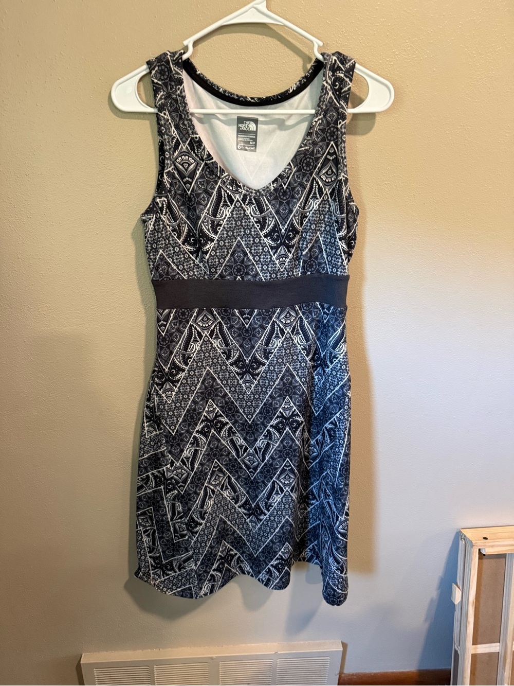 The North Face Black & White Geometric V‑Neck Dress